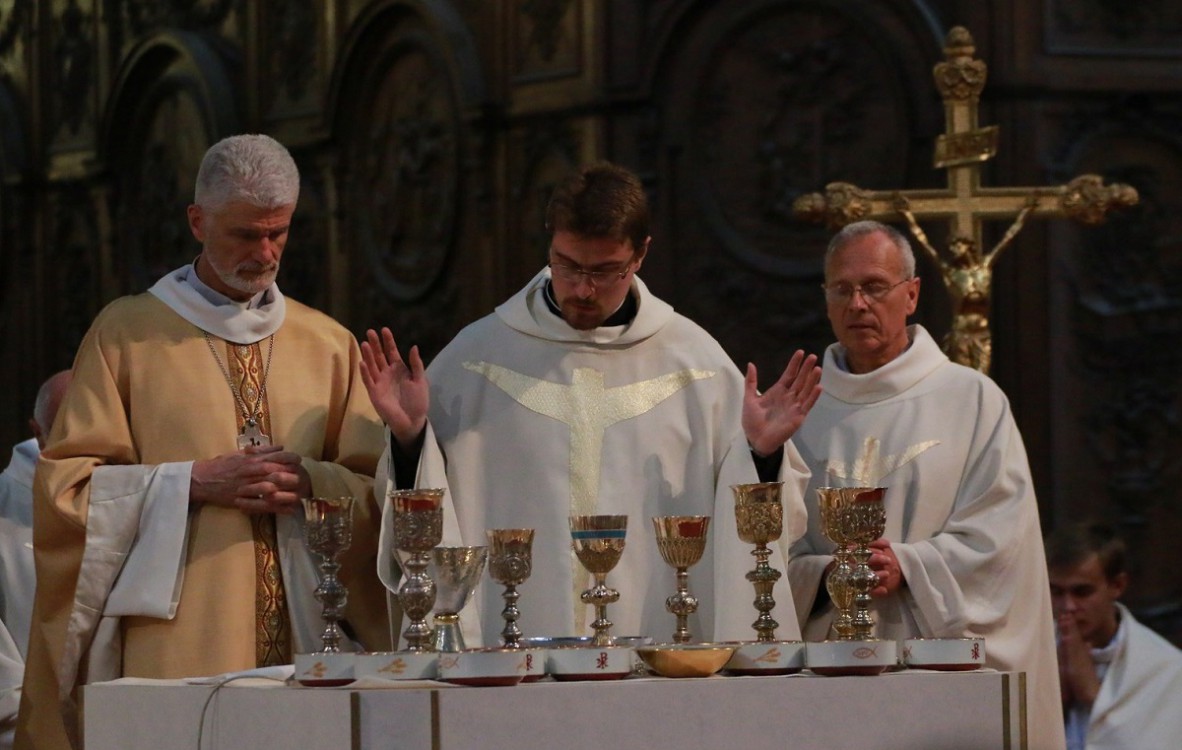 Ils sont prêtres ! Gloire à Dieu ! François Madika, ordonné à Orléans le 26 juin 2016.