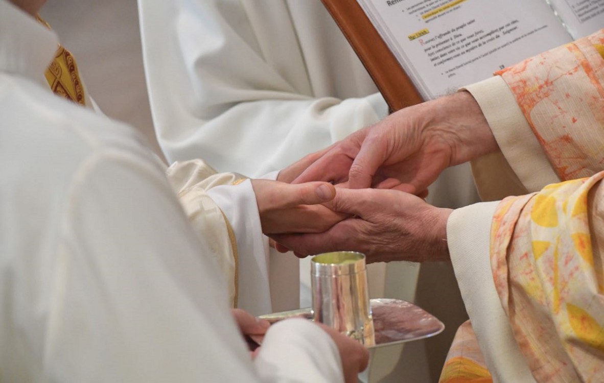 Ils sont prêtres ! Gloire à Dieu ! “Je t’ai consacré par l’onction”. Lors de l’ordination l’évêque marque les mains du nouveau prêtre d’une onction d’huile.
