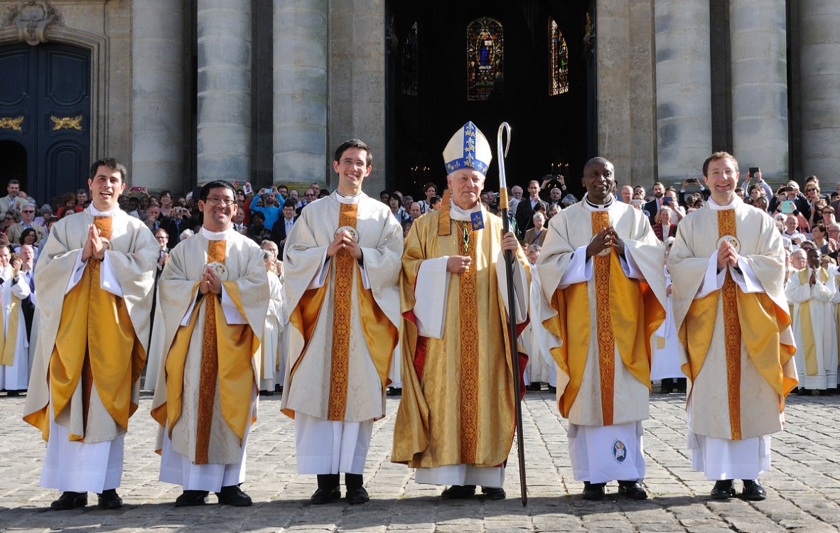 Ils sont prêtres ! Gloire à Dieu ! 26 juin 2016: Ordination sacerdotale en la cathédrale Saint Louis de Versailles de Benoît d’Argenlieu et Jean-Baptiste Bienvenu.