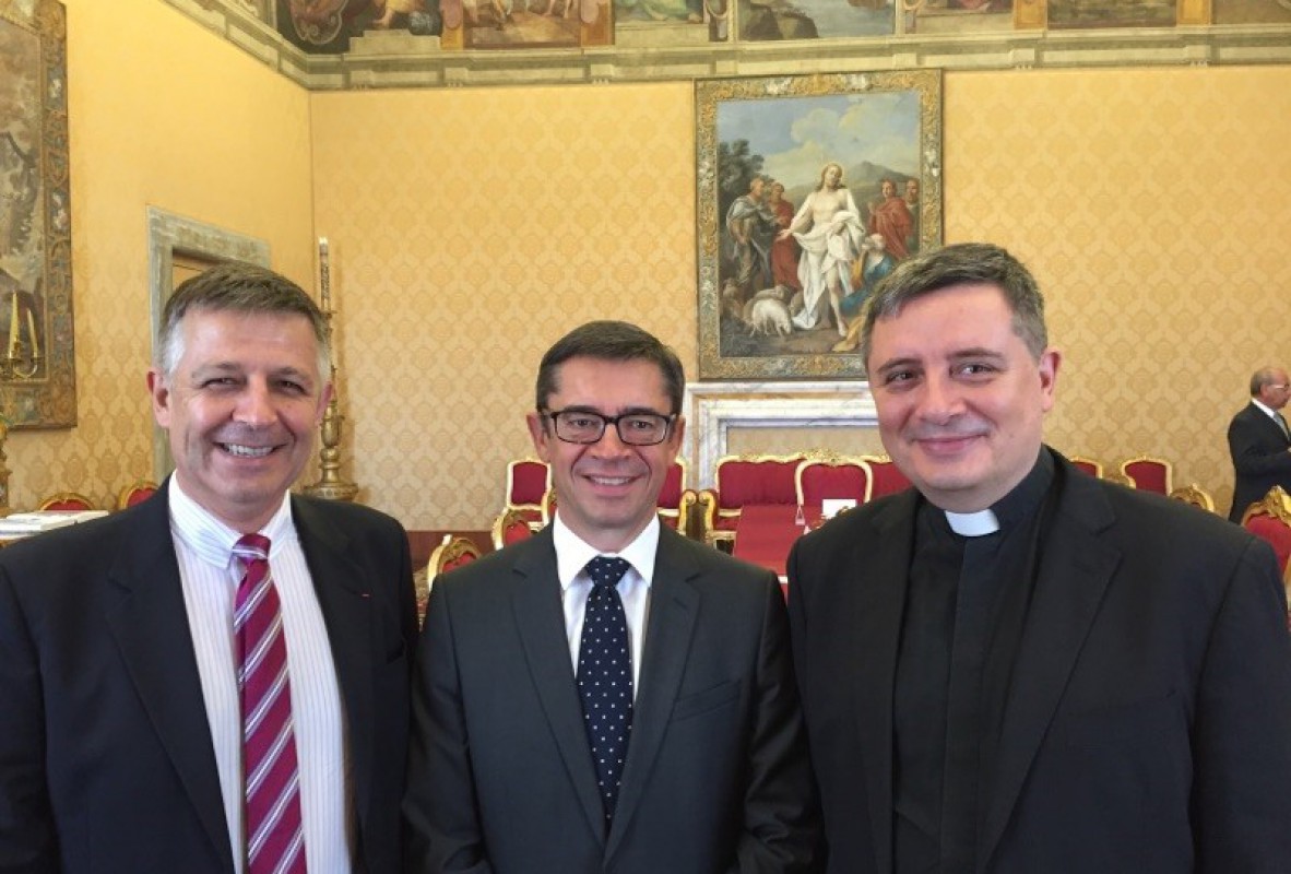 La Trinité des Monts à Rome, confiée à la Communauté de l’Emmanuel Laurent Landete, Modérateur de la Communauté de l’Emmanuel entouré de Pierre-François Graffin, responsable de la mission avec son épouse Christine, et du Père Dominique-Marie David, recteur de la Trinité des Monts. © Communauté de l’Emmanuel