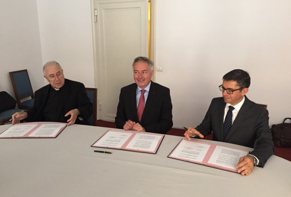 La Trinité des Monts à Rome, confiée à la Communauté de l’Emmanuel Père Bernard Ardura, Administrateur des Pieux Etablissements, M. Philippe Zeller, Ambassadeur de France près le Saint-Siège et Laurent Landete, Modérateur de la Communauté de l’Emmanuel. © Communauté de l’Emmanuel