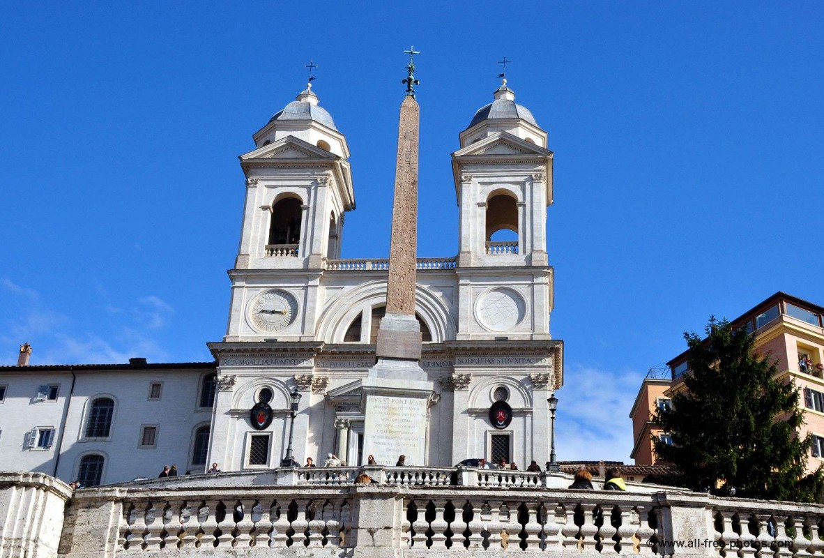 La Trinité des Monts à Rome, confiée à la Communauté de l’Emmanuel La façade de l’église de la Trinité des Monts. © www.all-free-photos.com