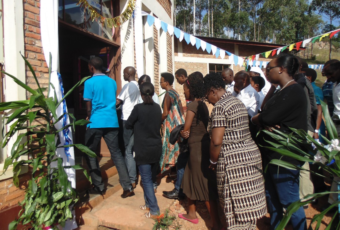 Les Jeunes du Burundi jubilent à Mugera Passage de la porte de la Miséricorde ©Communauté de l’Emmanuel