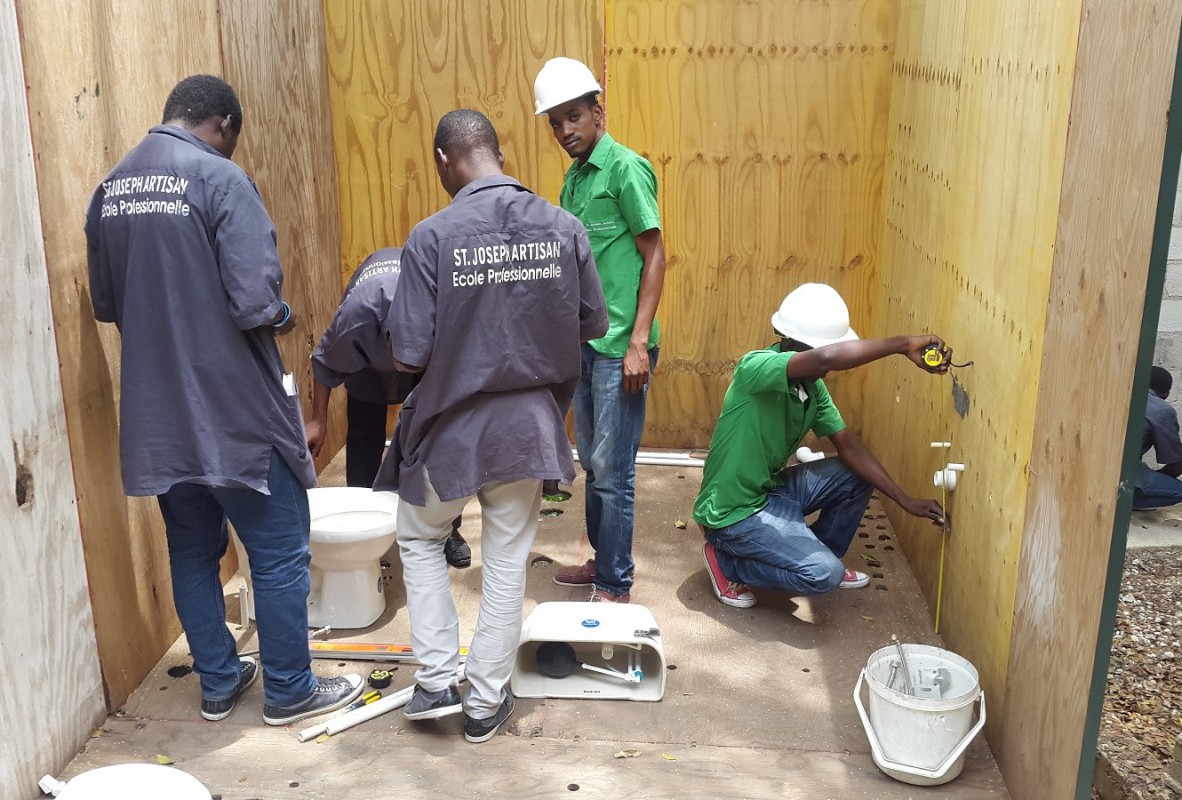 Haïti : les nouveaux artisans de Saint Joseph Pratique de la plomberie © Communauté de l’Emmanuel