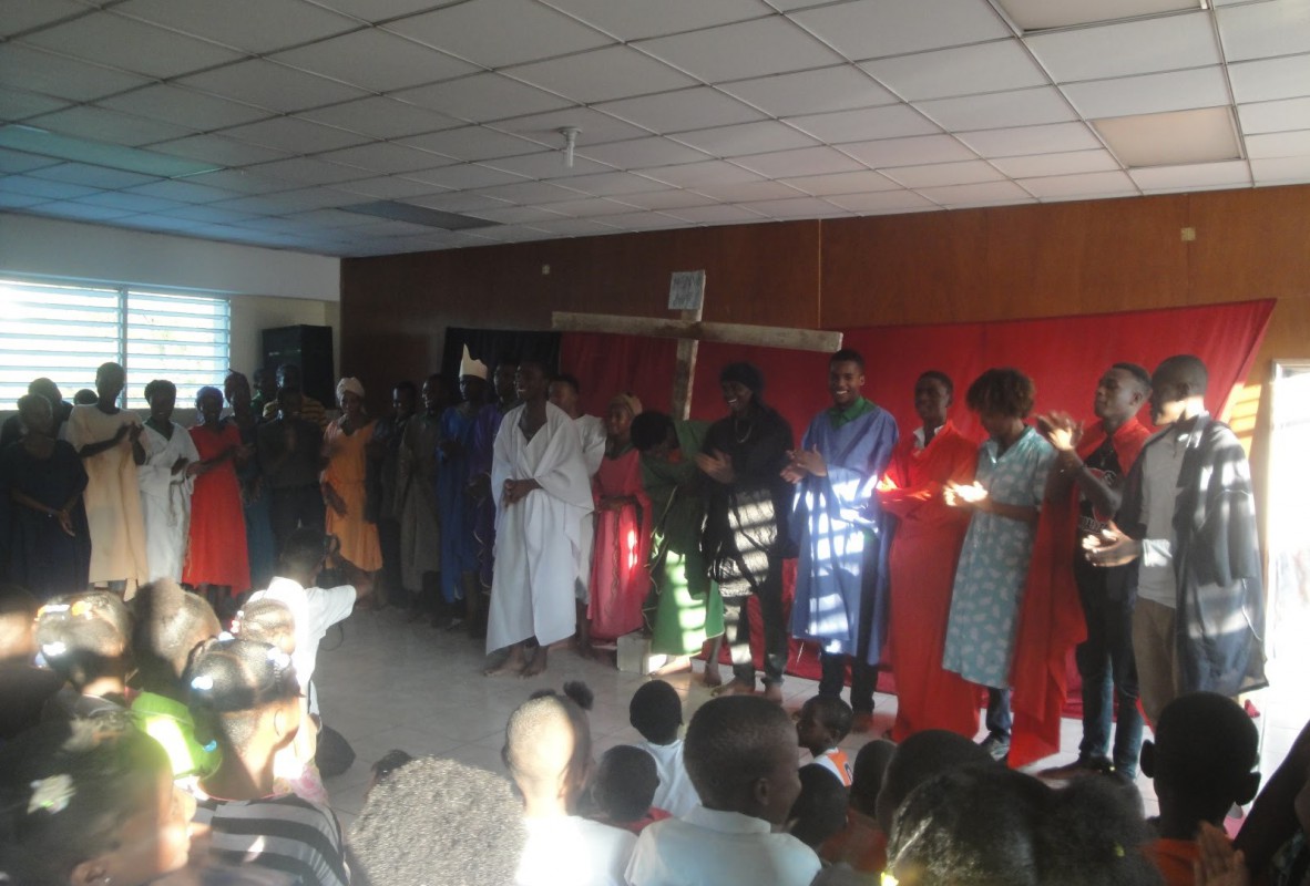 Haïti : les nouveaux artisans de Saint Joseph Spectacle des “Jeunes Artisans du Christ” sur la Passion du Christ © Communauté de l’Emmanuel