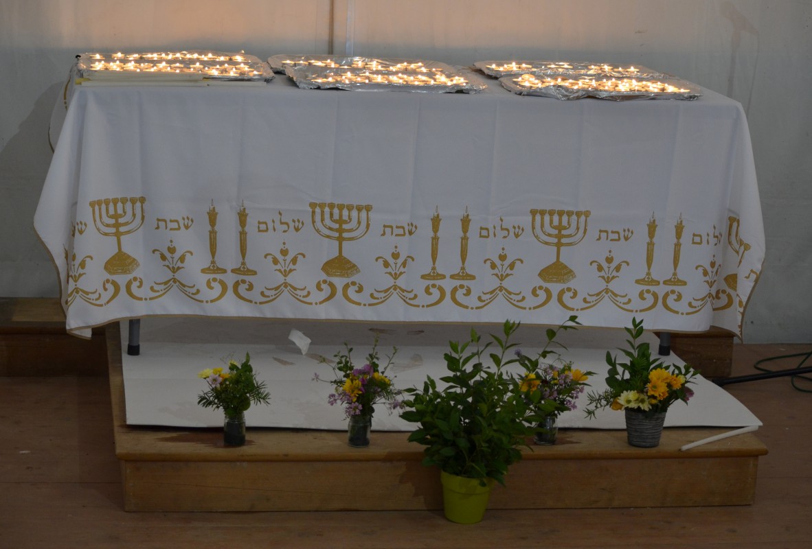 Juifs et Cathos : retour sur une session exceptionnelle à Paray Les bougies de shabbat allumées