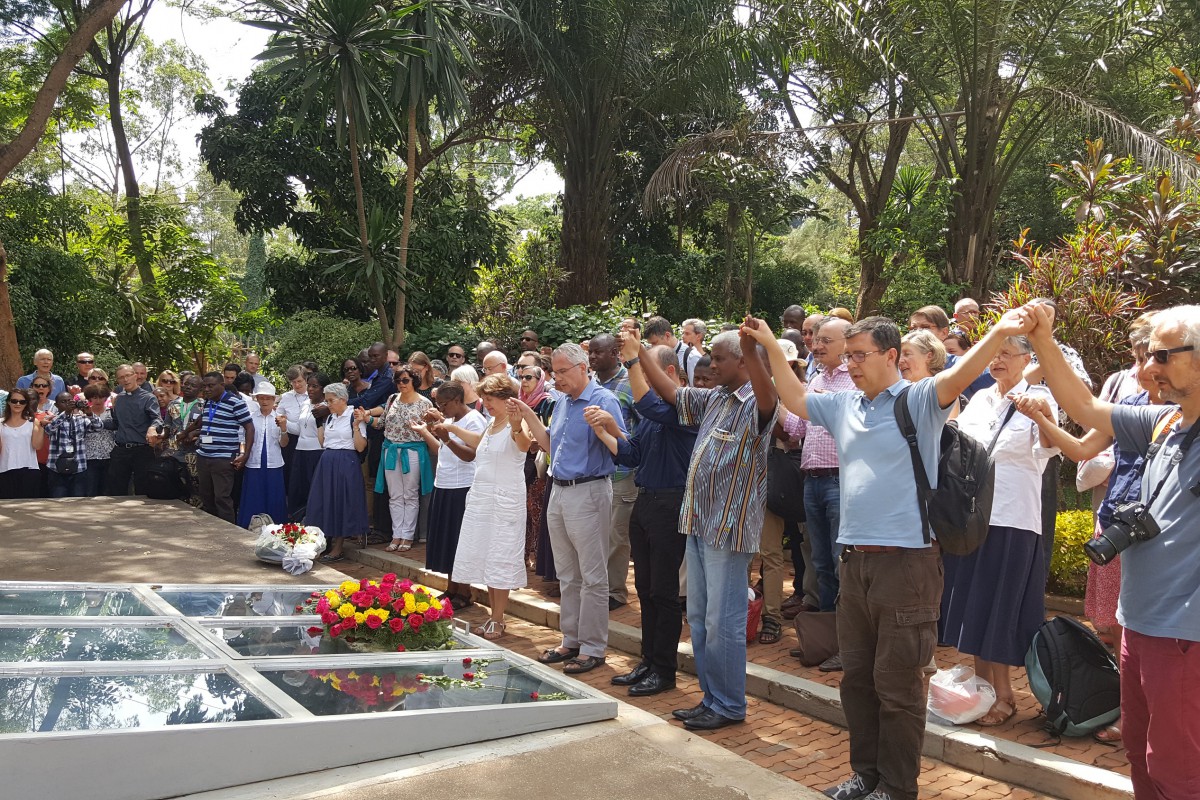 Session internationale au Rwanda : un avant-goût du ciel Prière au mémorial du génocide à Kigali