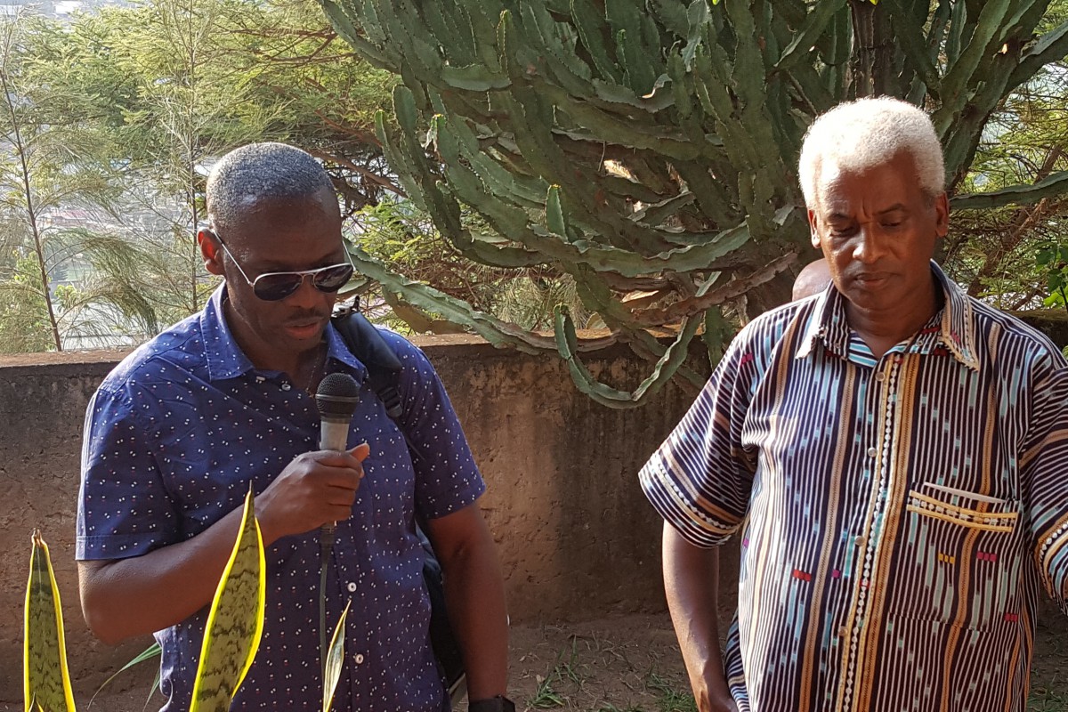 Session internationale au Rwanda : un avant-goût du ciel François-Xavier et jean-Marie évoquent le souvenir de Cyprien et Daphrose Rugamba, dans le jardin de leur maison