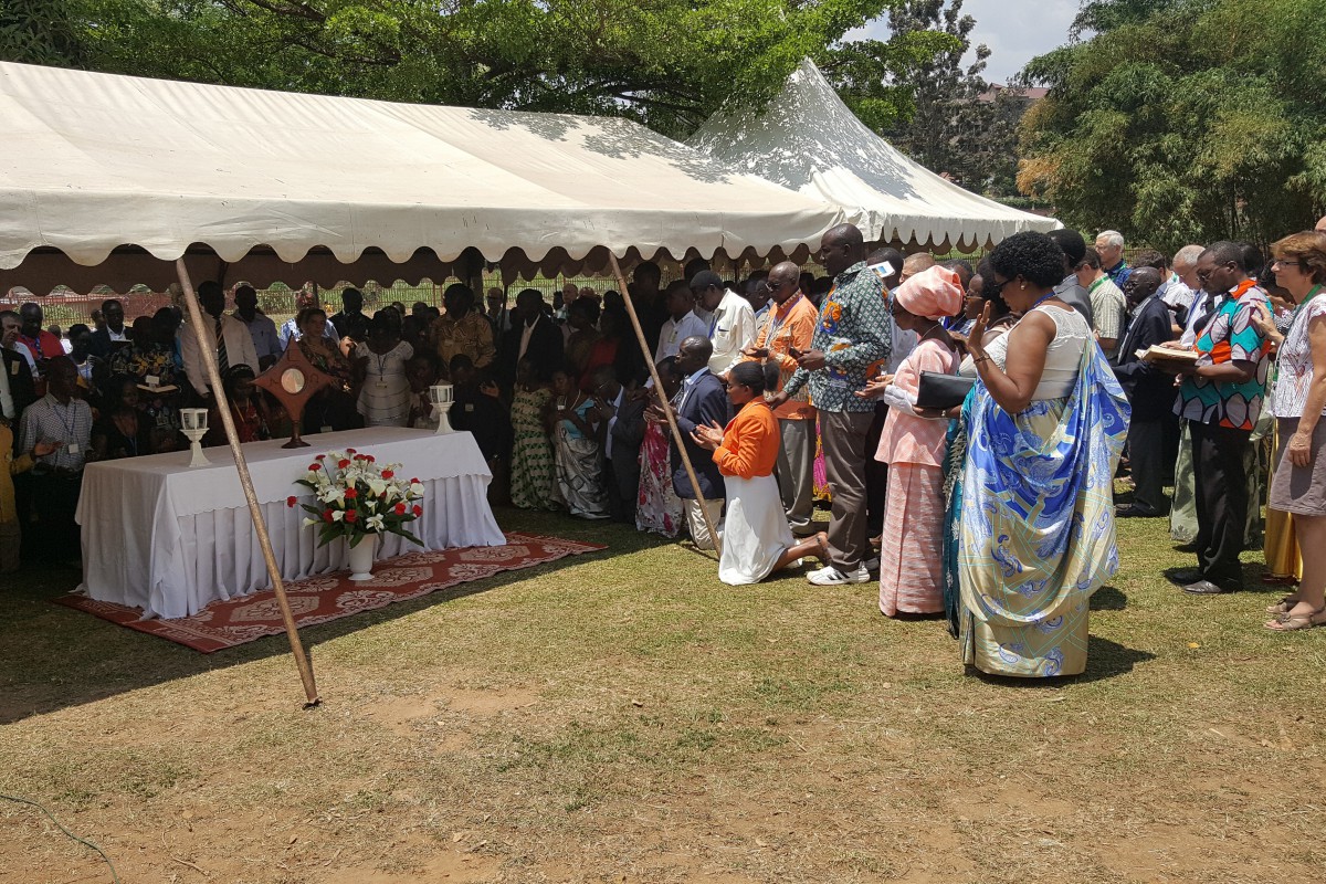 Session internationale au Rwanda : un avant-goût du ciel Devant le Saint Sacrement exposé, 150 Rwandais s’engagent dans la Communauté de l’Emmanuel