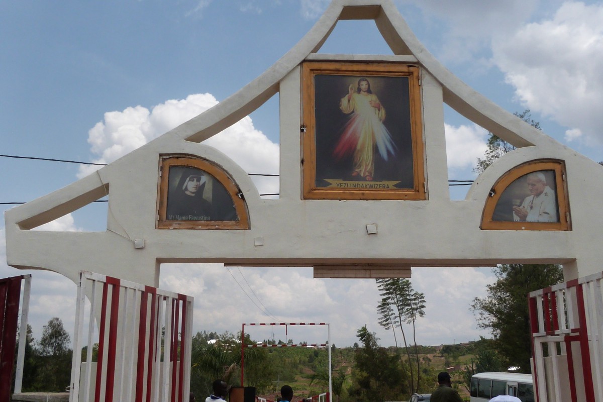Session internationale au Rwanda : un avant-goût du ciel Passage de la porte sainte au sanctuaire Jésus Miséricordieux à Ruhango
