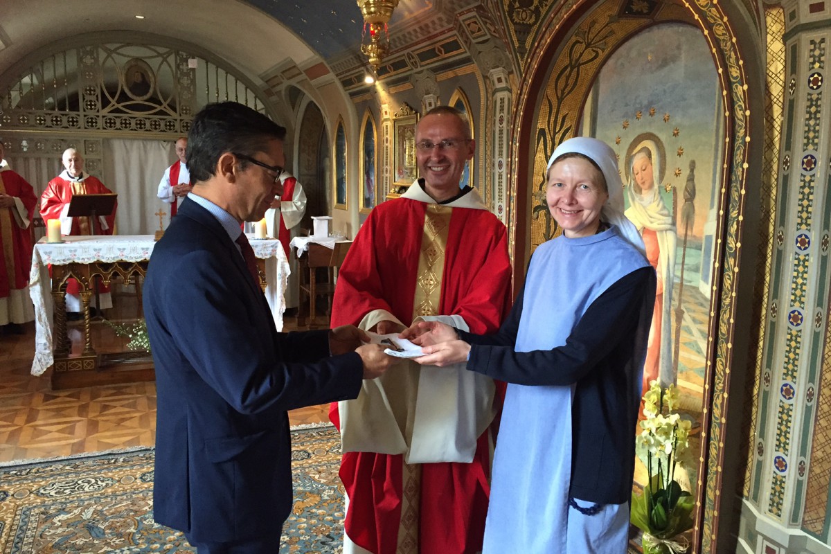 3 mois de mission à la Trinité-des-Monts Sœur Violaine et Frère Jean-Christophe , supérieurs des fraternités Monastiques de Jérusalem remettent les clés de la Trinité des Monts à Laurent Landete, Modérateur de la Communauté de l’Emmanuel.