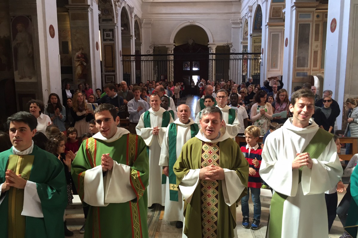 3 mois de mission à la Trinité-des-Monts Première messe des familles de l’Institut du Sacré Cœur à la Trinité des Monts.