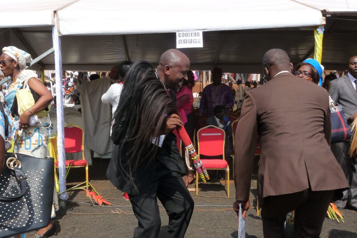 Mgr Dassi ordonné évêque auxiliaire de Bafoussam Laurent Baleba (ancien responsable de la Communauté de l’Emmanuel pour le Cameroun) et Omer Mopiyé (actuel responsable pour Bafoussam), dansant à la sortie de la messe avec les queues de cheval, accessoire traditionnel camerounais.
