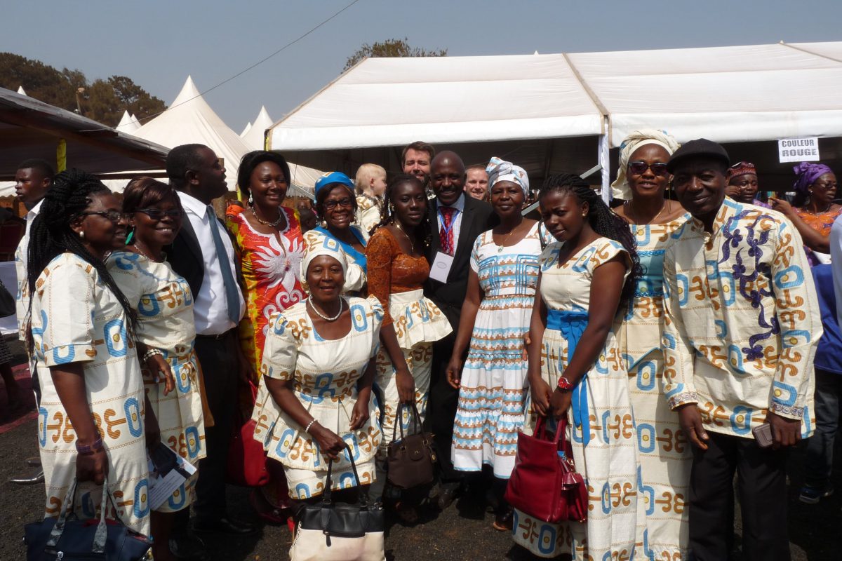 Mgr Dassi ordonné évêque auxiliaire de Bafoussam Membres de la Communauté de l’Emmanuel vêtus du pagne de l’ordination.