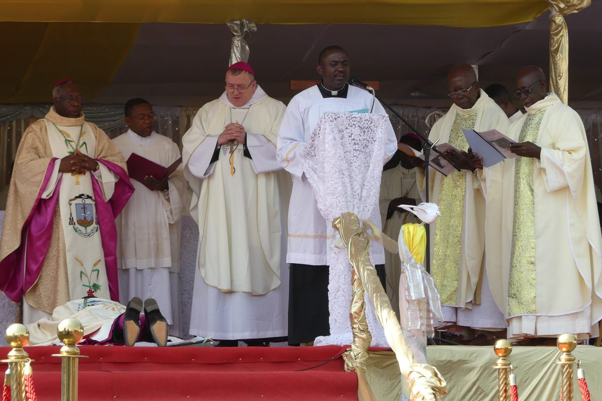 Mgr Dassi ordonné évêque auxiliaire de Bafoussam Mgr Dieudonné WaTio, évêque de Bafoussam et Monseigneur Yves Le Saux, évêque du Mans.