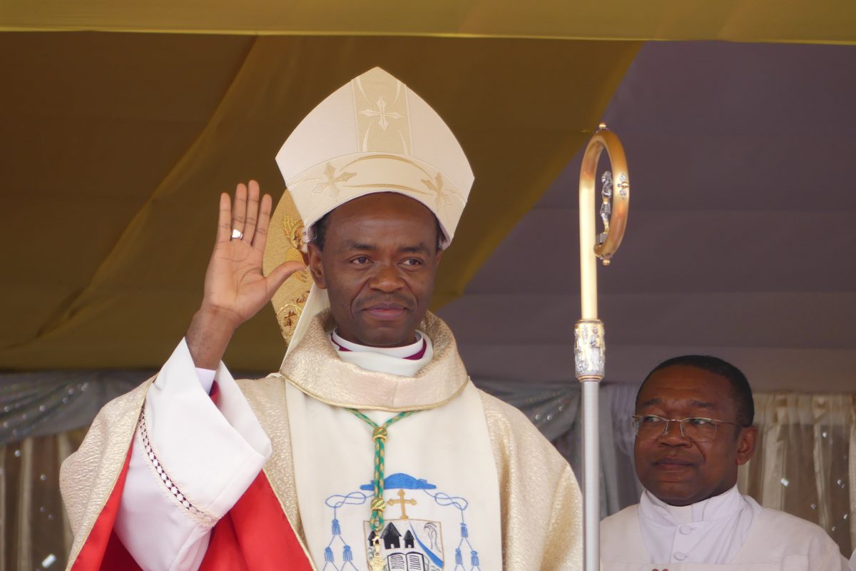 Mgr Dassi ordonné évêque auxiliaire de Bafoussam Mgr Dassi à la sortie de la messe d’ordination.