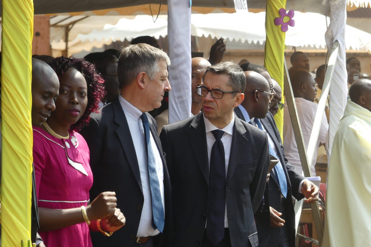 Mgr Dassi ordonné évêque auxiliaire de Bafoussam Michel et Lucie Taghme, responsables de la Communauté de l’Emmanuel pour le Cameroun, Pierre-François Graffin, délégué du modérateur pour l’Afrique et Laurent Landete, modérateur de la Communauté de l’Emmanuel.