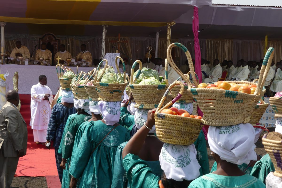 Mgr Dassi ordonné évêque auxiliaire de Bafoussam Offrandes durant la messe