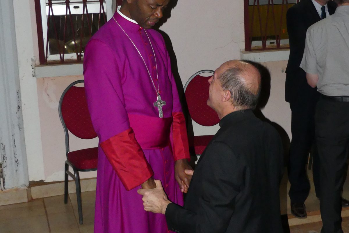 Mgr Dassi ordonné évêque auxiliaire de Bafoussam Bénédiction de P. Henri-Marie Mottin, responsable des prêtres et séminaristes de la Communauté de l’Emmanuel.