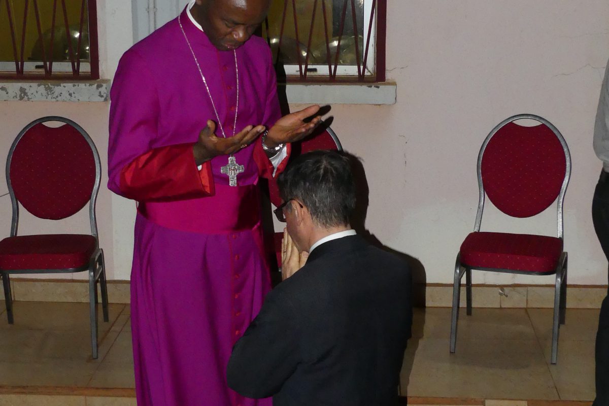 Mgr Dassi ordonné évêque auxiliaire de Bafoussam Bénédiction de Laurent Landete, modérateur de la Communauté de l’Emmanuel.