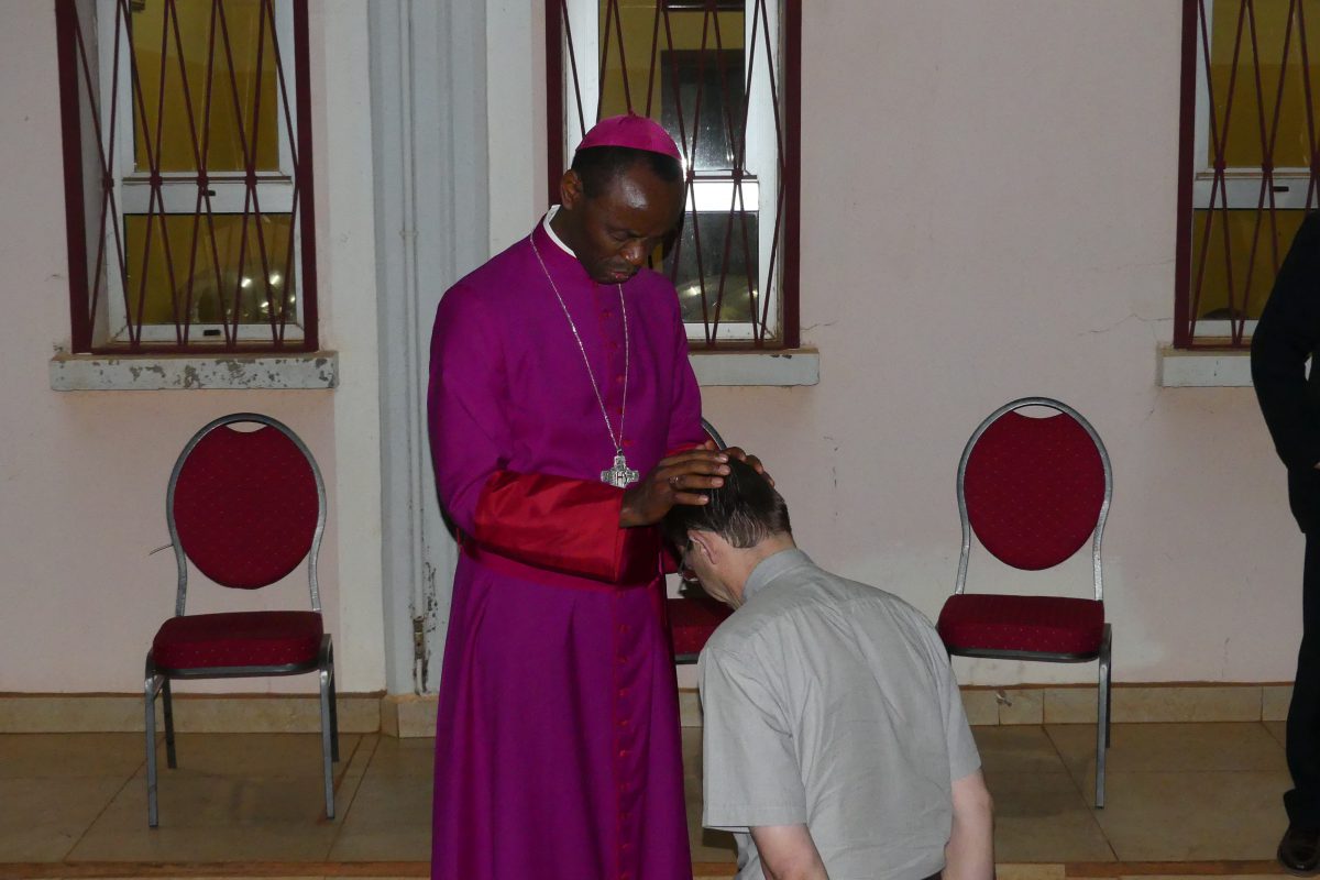 Mgr Dassi ordonné évêque auxiliaire de Bafoussam Bénédiction du P. Christophe Liony, de la Communauté de l’Emmanuel, en charge du suivi des prêtres en Afrique.