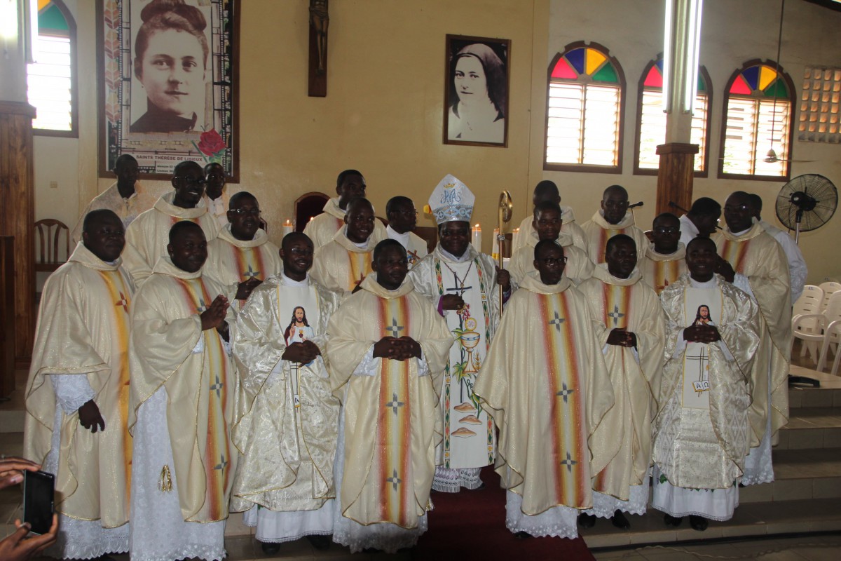 Weekend de joie à Lomé Les 16 ordonnés autour de l’évèque – Olivier en haut à gauche
