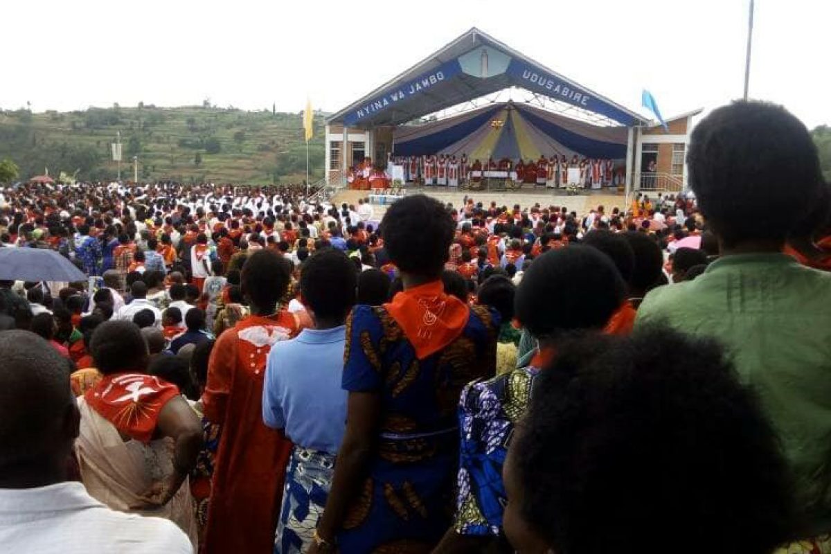 20 000 personnes à Kibeho pour la Pentecôte Kibeho 1