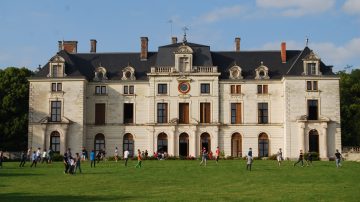 Agenda Des enfants jouent au foot devant la maison de Chezelles ter