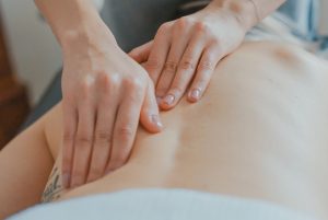 Bioéthique : "Une belle occasion d'aller aux périphéries" 2soin toa heftiba 578093 unsplash 1