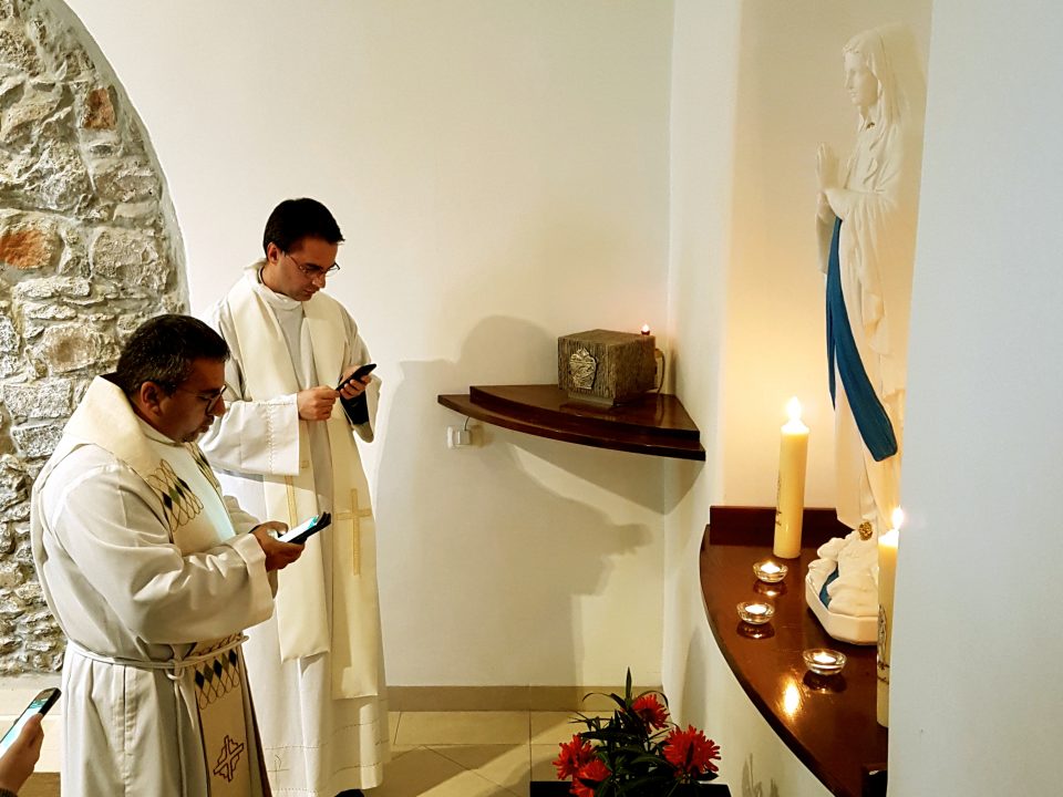 Consécration des Kids à Marie, Lourdes en Terre Sainte, pèlerinage orthodoxe en Albanie – nouvelles de la Communauté 144028