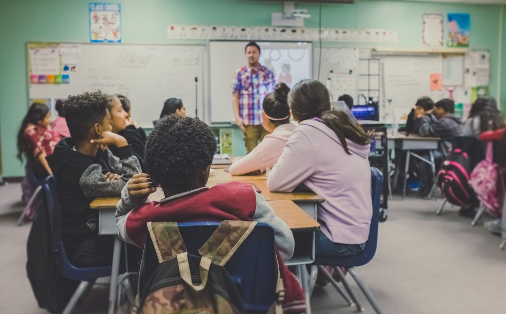 Emmanuel éducation - Rejoindre les jeunes là où ils sont : dans les écoles neonbrand 426918 unsplash