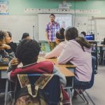Emmanuel éducation - Rejoindre les jeunes là où ils sont : dans les écoles neonbrand 426918 unsplash