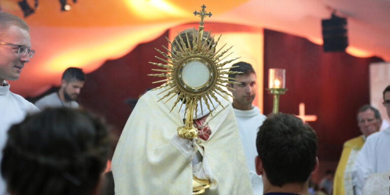 Paray-le-Monial, un lieu spirituel incontournable Ostensoir Paray 18