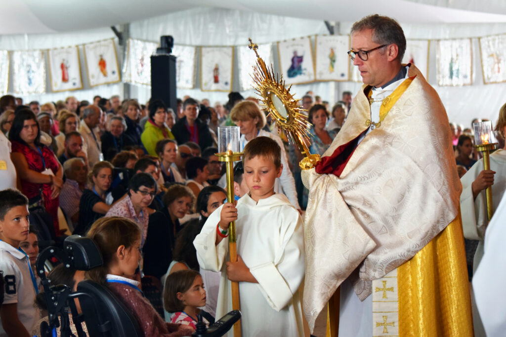 Prière pour les malades le 27 juillet à Paray - Le témoignage de Sœur Bernadette DSC 0023 1