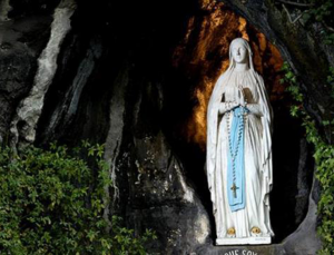 Prions Marie pour ceux qui meurent seuls Vierge Lourdes