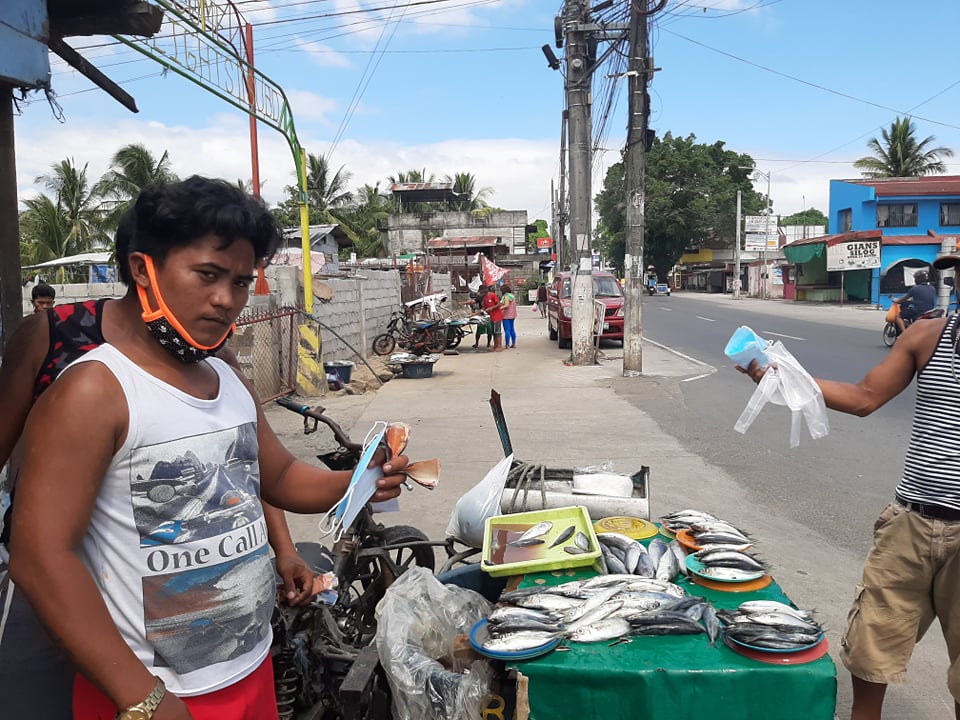 Quelques pépites d'espérance venues d'Asie Asia Fish vendors get masks