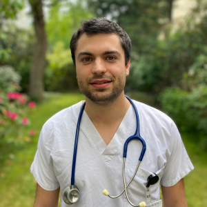 De l'aube à la blouse de médecin : un séminariste auprès des malades du covid Portrait Erwan seminariste medecin Covid