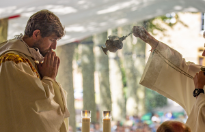La liturgie, l'Eglise en prière Vignette iev liturgie eglise priere encens
