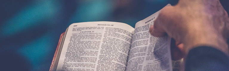 7 idées pour se connecter à Dieu tout en se déconnectant Lire Bible main