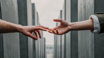 Laudato si, un nouvel art de vivre ? Vignette mains rencontre