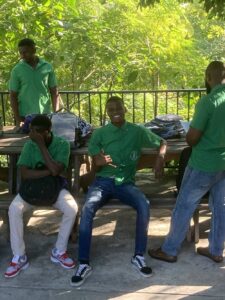Ma découverte de l’Ecole Professionnelle Saint-Joseph Artisan (EPSJA) en Haïti eleves haiti cour de recre