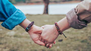Accueillir La joie de l'amour Vignette mains couple