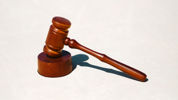 Vignette marteau tribunal juge