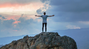 Vignette format Facebook montagne bras leves nuages