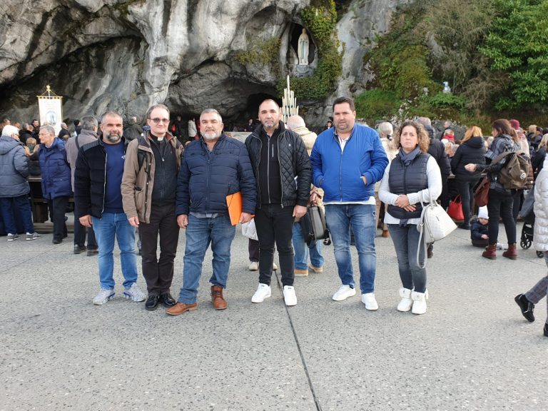Prêtre avec les gens du Voyage image