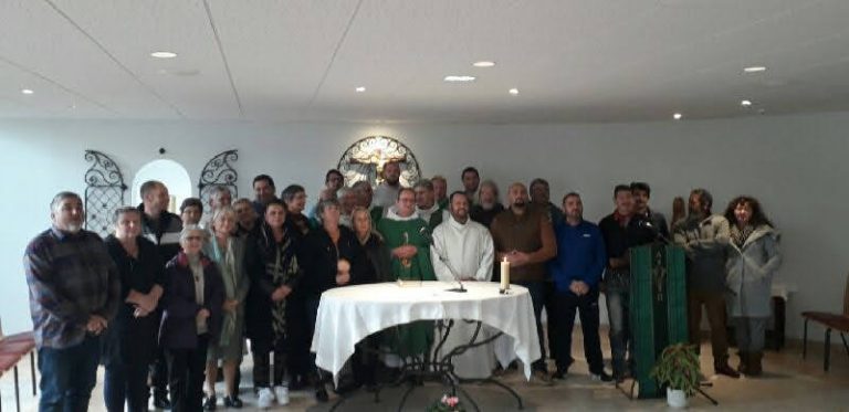 Prêtre avec les gens du Voyage image2