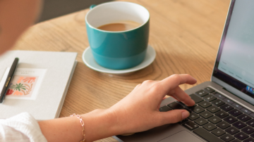 Vignette Facebook travail ordi cafe
