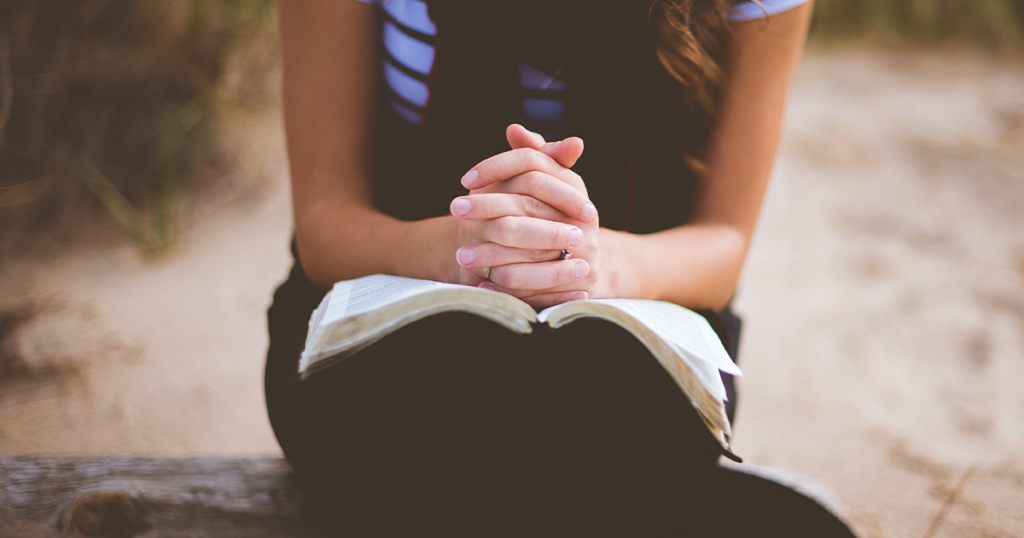 Vignette Facebook mains croisees priere Bible