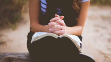 Le blog Vignette Facebook mains croisees priere Bible