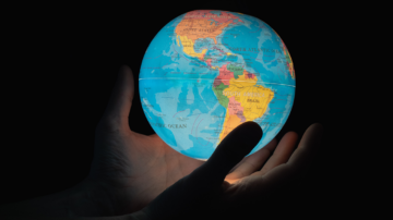 Le blog Vignette Facebook mappemonde lumiere mains
